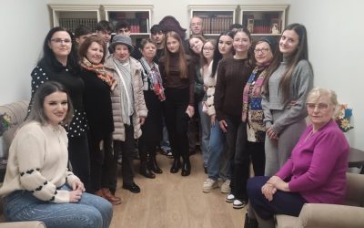 Generațiile se întâlnesc la Dorohoi: elevii de la Regina Maria, ambasadori ai zâmbetelor la Centrul de Zi pentru Persoane Vârstnice