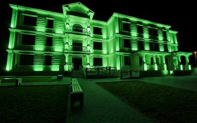 Clădirea Centrului de Zi Multifuncțional Dorohoi, iluminată în verde pentru marcarea Zilei Mondiale a Sănătății Mintale